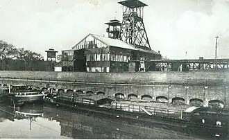 La fosse de l'Enclos, le puits no&nbsp;1 est à gauche, le puits no&nbsp;2 à droite, et l'Escaut au premier plan.