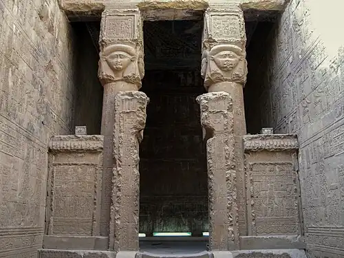 Chapiteaux hathoriques. Temple d'Hathor (Dendérah). Ptolémée&nbsp;XII, v. 50 AEC. Royaume lagide.