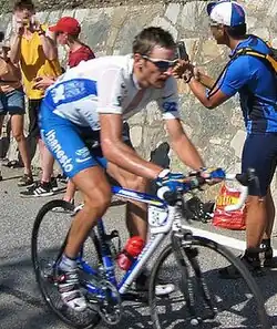 Denis Menchov porteur du maillot blanc pendant l'ascension de L'Alpe d'Huez, lors du Tour de France 2003.