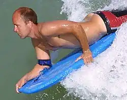 Freeball sagging d′un surfeur.