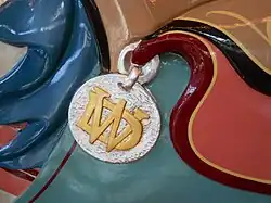 Signe de William Dentzel sur une des figures d'un carrousel