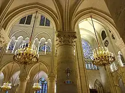 Deux des lustres latéraux de la cathédrale Notre Dame de Paris.