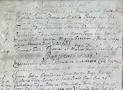 Image monochrome d'écritures manuscrites sur un morceau de papier.