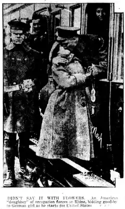 Un « doughboy » dit au revoir à une Allemande avant de retourner aux États-Unis en 1921.