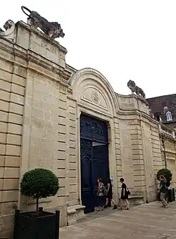 Portail d'entrée de l'hôtel rue Vauban.