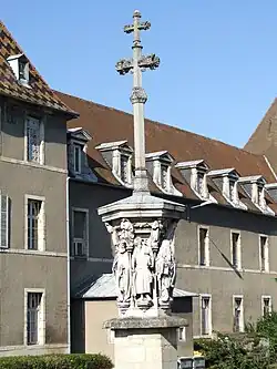 Calvaire devant un bâtiment