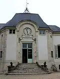 Façade et entrée de la bâtisse du Castel.