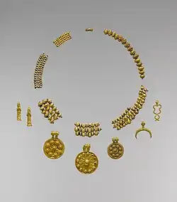 Les perles composant le collier et les pendentifs symbolisant des divinités trouvés dans le « trésor de Dilbat », daté de la fin de la période paléo-babylonienne. Metropolitan Museum of Art.