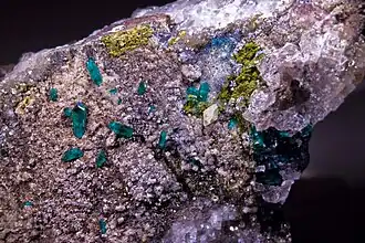 Dioptase - Cérusite Fornacite- Renéville, République du Congo (13 × 12 cm)