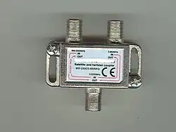  Exemple de connecteurs femelles de type F, équipant ici un diplexeur