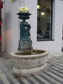 Fontaine ancienne du centre.