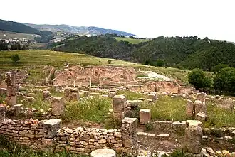 Les thermes, vus du baptistère.