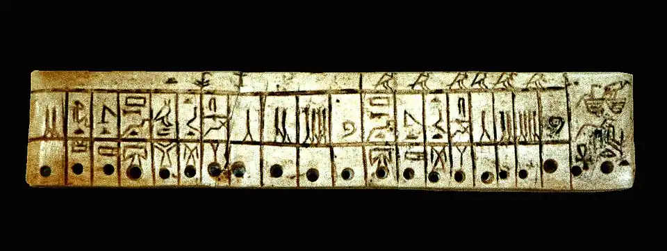 Étiquette d'ivoire trouvée dans les appartements souterrains de la pyramide traditionnellement attribuée à Sekhemkhet et inscrite à droite au nom de Nebty Djeseret-Ânkh-Nebty.