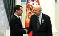 Stafford et le président du gouvernement russe Dmitri Medvedev lors de la cérémonie de remise de la médaille Pour le mérite dans l'exploration spatiale le 12 avril 2011.