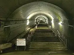 Escalier menant à la partie souterraine