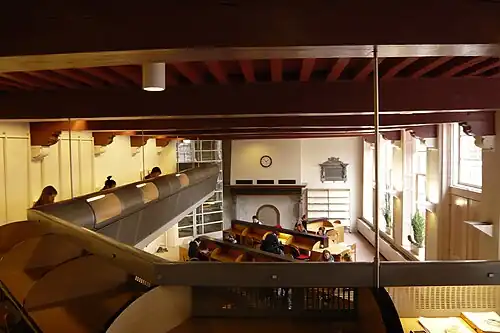 Pendant des siècles, une salle de réunion et une scène d'entraînement à la cible en salle. Au XXe&nbsp;siècle, une salle de sport pour le lycée local, et maintenant une salle d'étude.