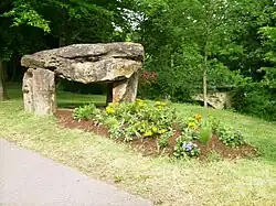 Pseudo-dolmen à Vauréal-village.