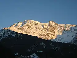 Les dômes au couchant vus depuis Les Contamines-Montjoie à l'ouest.
