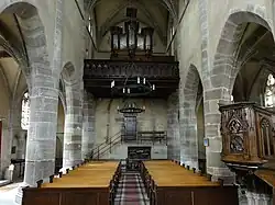 Vue intérieure de la nef vers la tribune d'orgue.