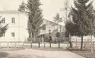 Extérieur de la maison (vers 1870).