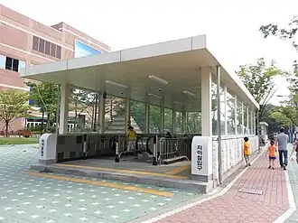 Bouche n°1 de la station, en 2016.