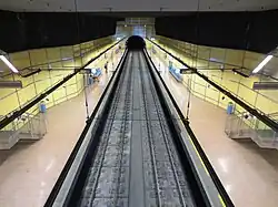 L'intérieur de la gare de Lugaritz avec les voies et les quais latéraux.