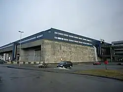 Vue d'angle, montrant l'épaisseur du béton.