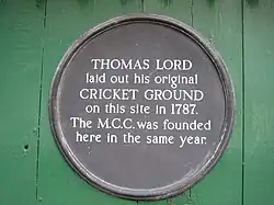 Photographie représentant une plaque commémorant la fondation du premier Lord's, à Dorset Square, à Londres.