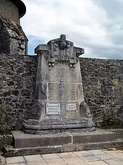 Le monument aux morts contre le mur de l'église (juillet 2014).