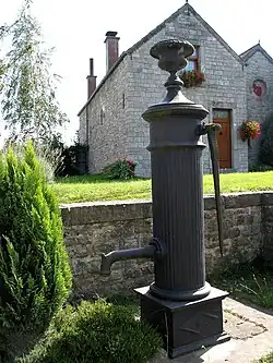 Ancienne pompe à eau (XIXe&nbsp;siècle).