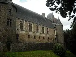 Photographie du Bâtiment des Gardes prise depuis les douves.