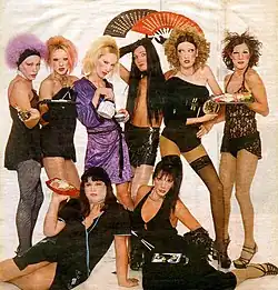 Photographie de huit drag queens latinas en diverses tenues typiques des années 1990