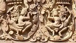 Dragons : détail du linteau de la porte principale de la tour centrale du Prasat Sikhoraphum, Thaïlande.