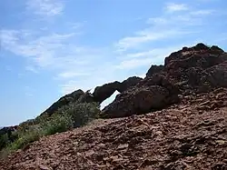 Une arche naturelle sur le flanc est du Dramont