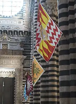 Drapeaux des contrade dans le Duomo.