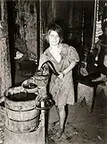 Un enfant tire de l'eau d'une pompe à main à Oklahoma City, 1939
