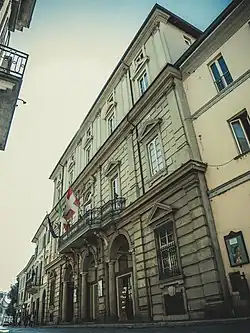 Description de cette image, également commentée ci-après