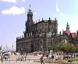 Vue extérieure prise de l'ouest.