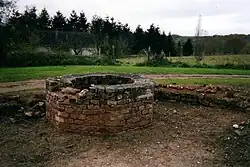 Vue d'un édifice ressemblant à la margelle octogonale d'un puits.