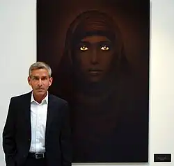 Tal exposant son travail intitulé Desert Wanderer à Rezan Has Museum à Istanbul Turquie pour la Biennale d'Istanbul