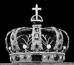 Photographie en noir et blanc de la couronne de la reine de Norvège.