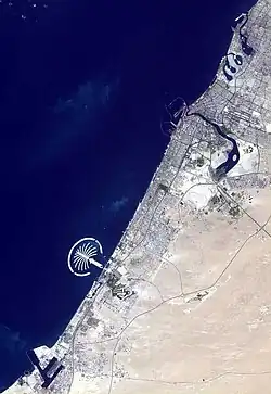 Image satellite de Dubaï avec le Khor Dubaï en haut.