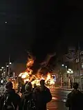 Incendie d’un bus à Dublin pendant les émeutes.