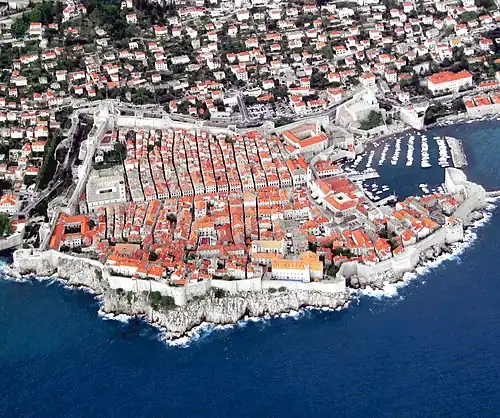 La vieille ville de Dubrovnik apparait comme étant Port-Réal à partir de la deuxième saison.