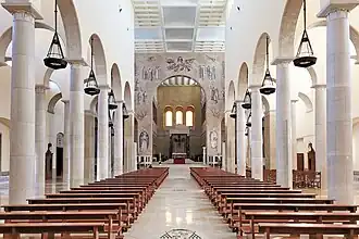 L'intérieur avec les trois nefs.