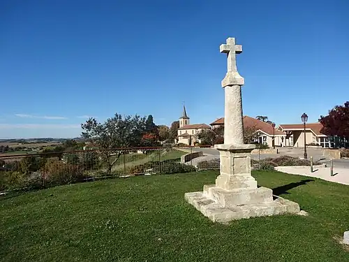 Croix à côté du moulin.