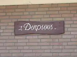 Inscription en zélandais't Durpsuus, la Maison du Village.