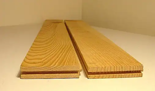 Deux planches prêtes à être assemblées :  languette à gauche, rainure à droite.