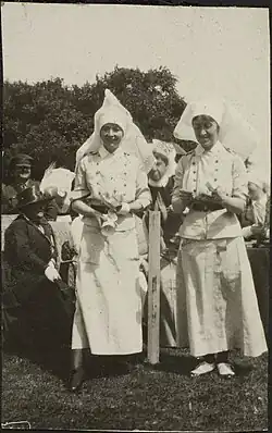 Infirmières militaires participant à une course de l'œuf lors de la fête du Dominion, Hôpital général canadien no 2, Le Tréport, juillet 1917