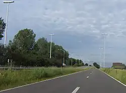 Route parallèle à l'autoroute.